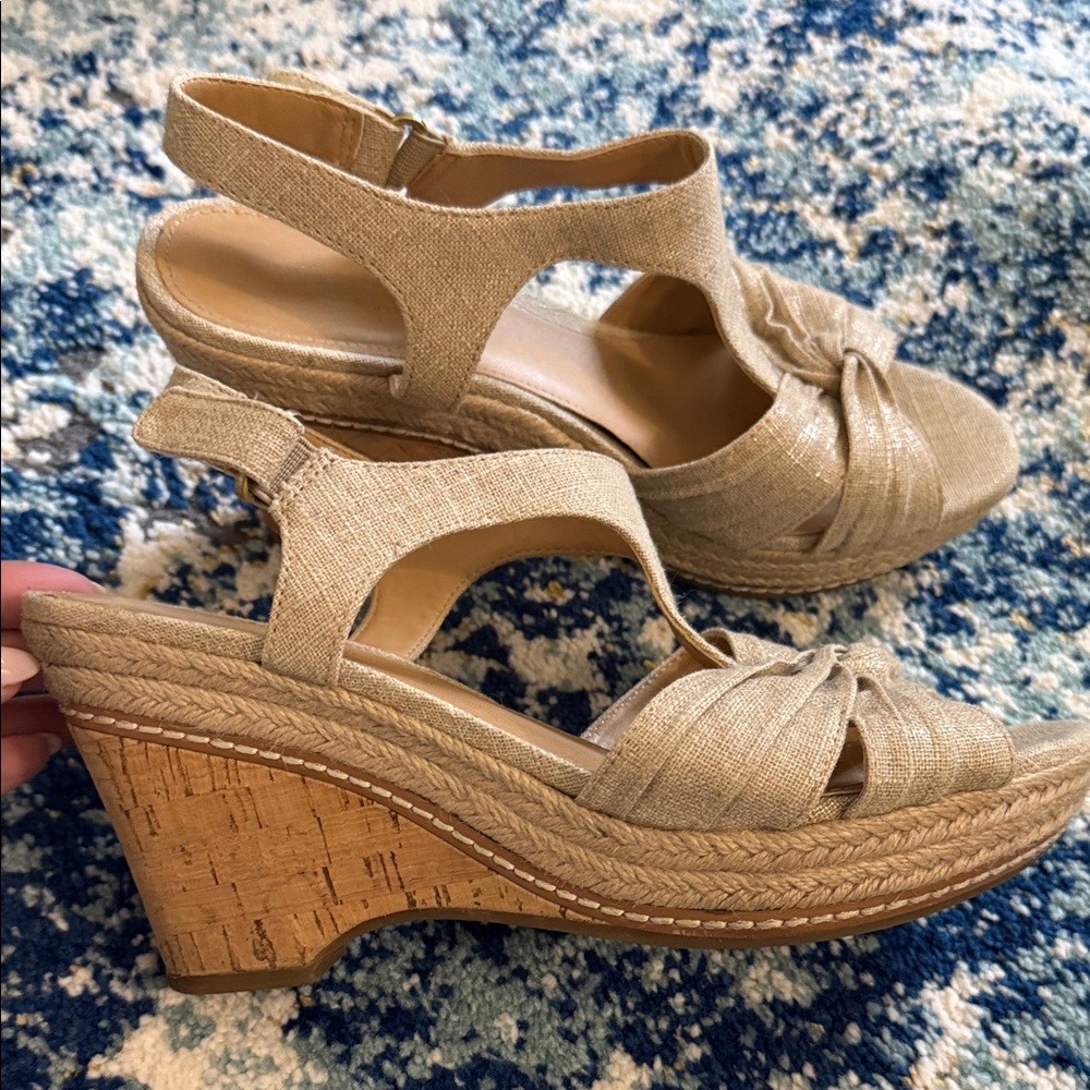 Naturalizer N5 Comfort wedge sandal in gold linen